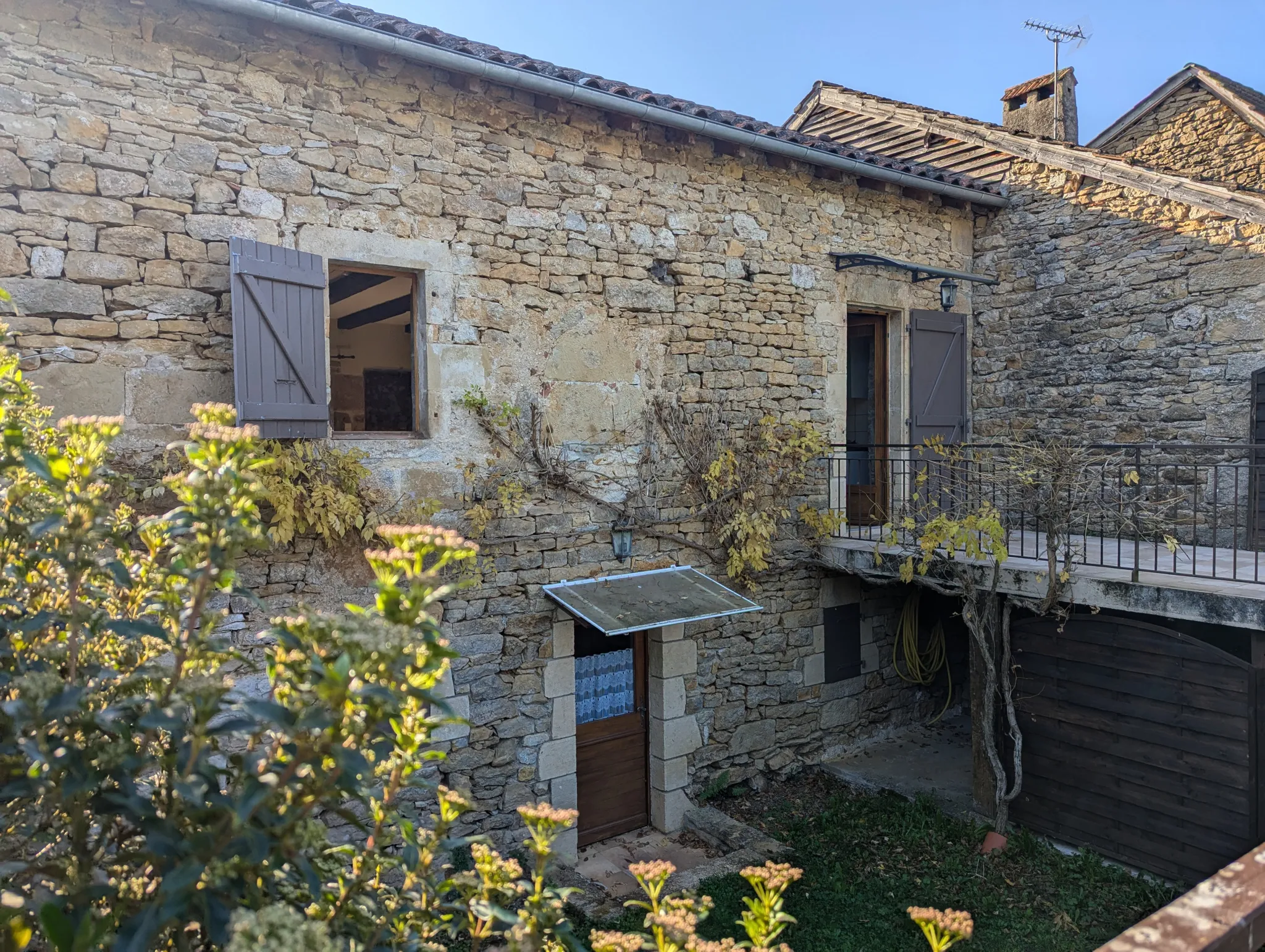 Maison en pierre avec jardin à Saint Jean Lespinasse 