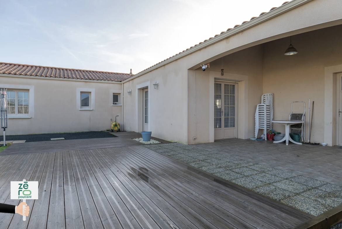 Pavillon à vendre à Sainte-Radégonde-des-Noyers avec 4 chambres 