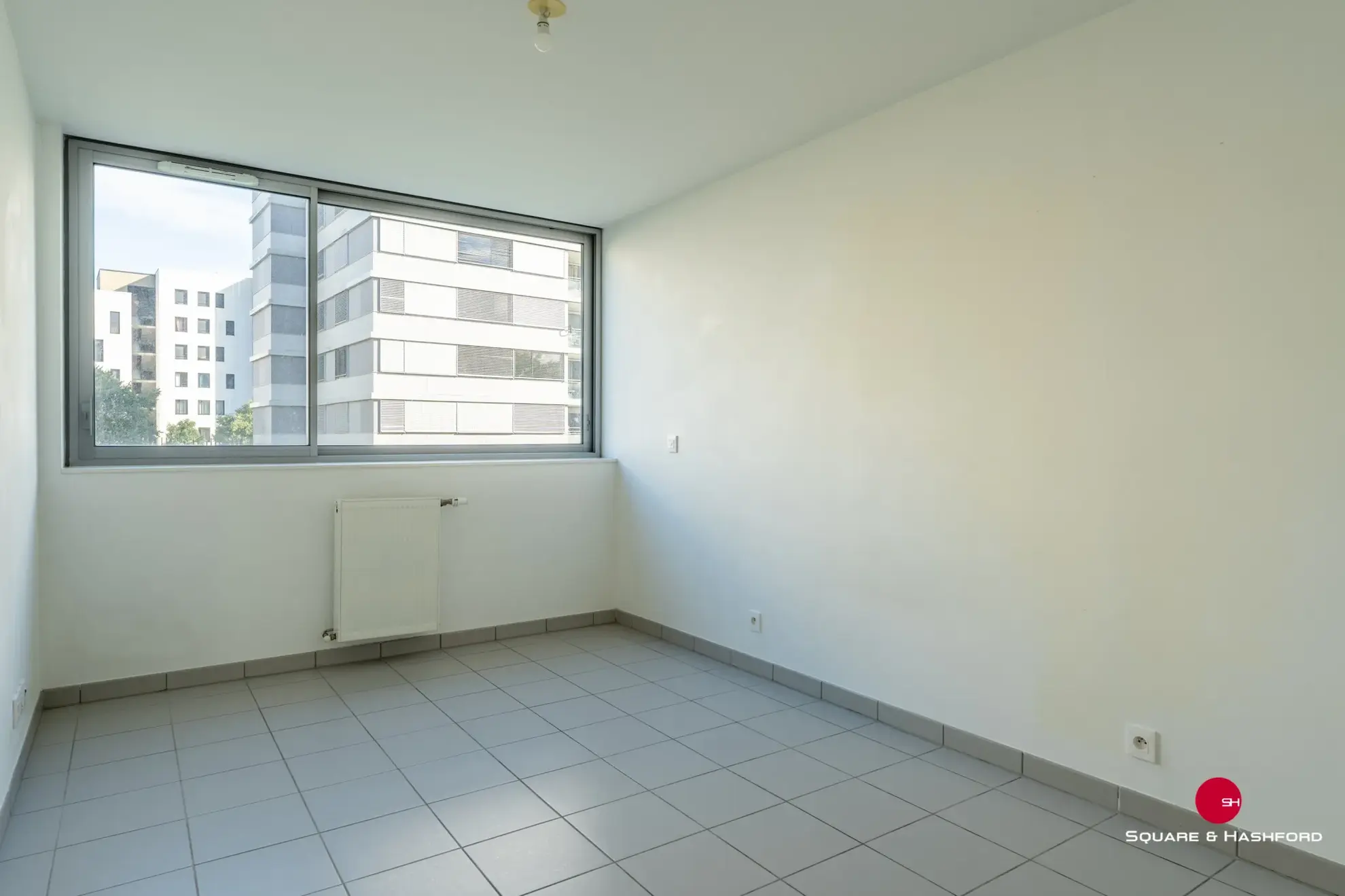 Appartement trois pièces avec loggia et place de parking à Bordeaux 