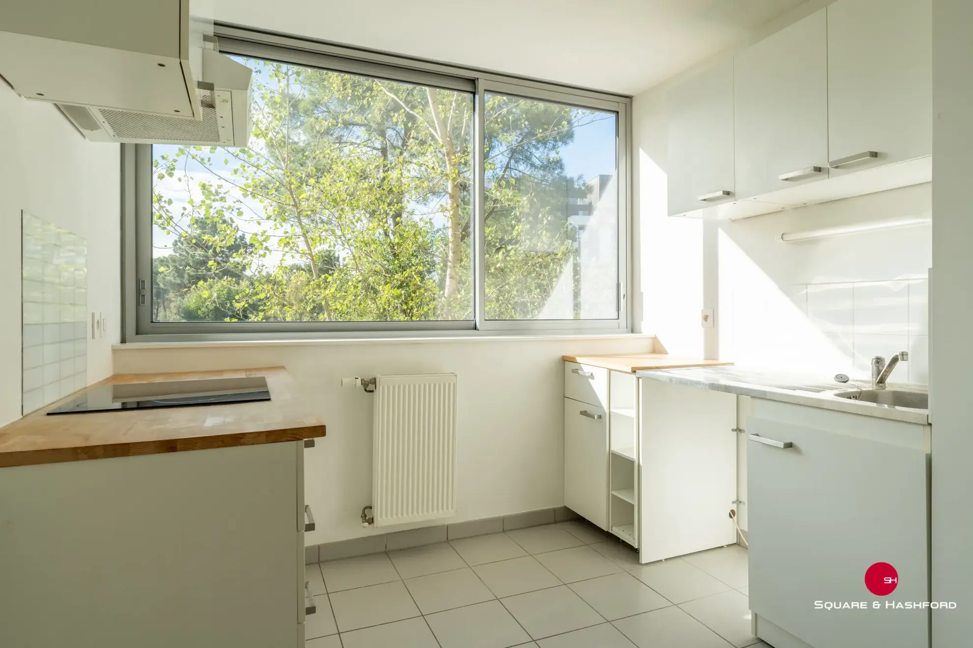 Appartement trois pièces avec loggia et place de parking à Bordeaux 