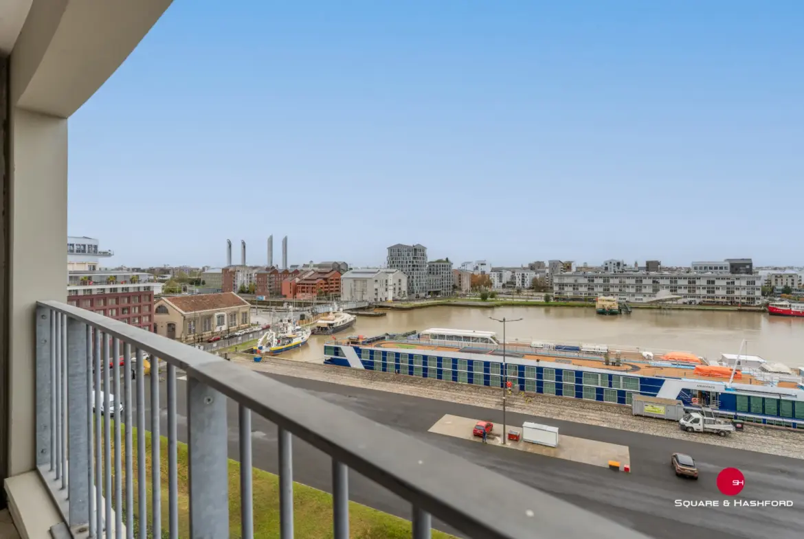 Duplex lumineux avec vue dégagée sur les bassins à flot à Bordeaux 