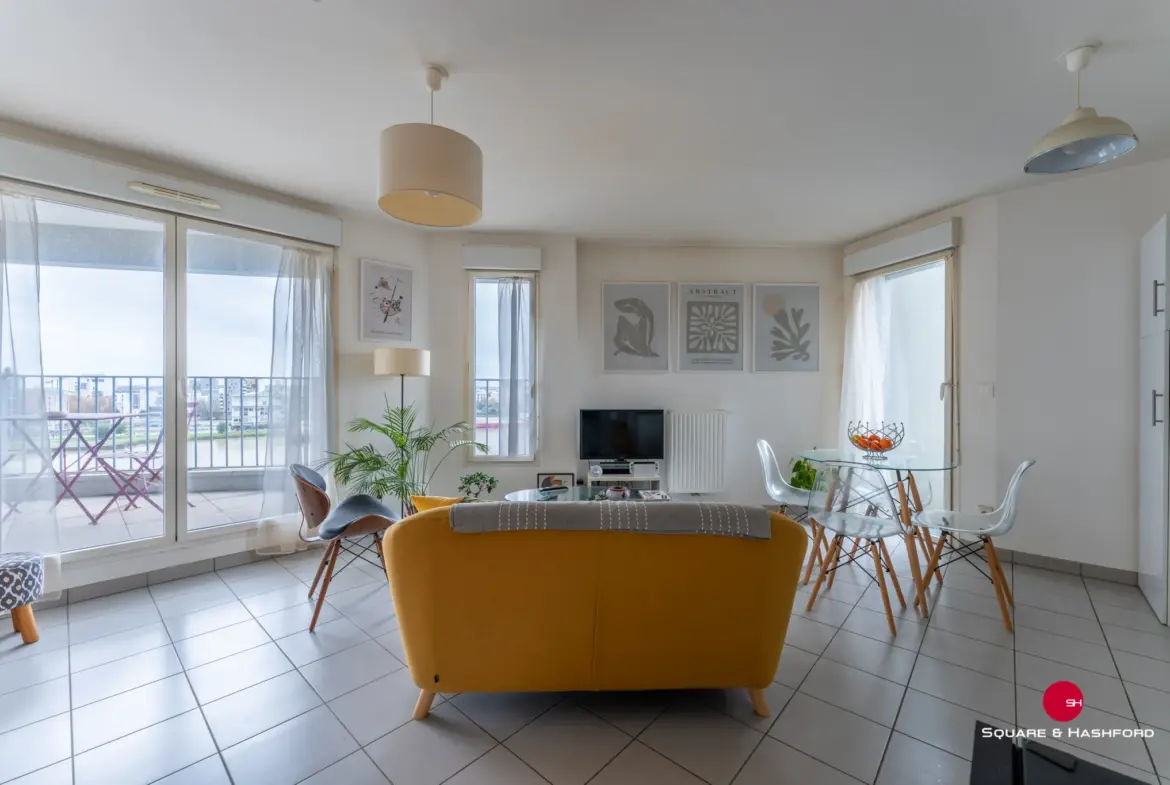 Duplex lumineux avec vue dégagée sur les bassins à flot à Bordeaux 