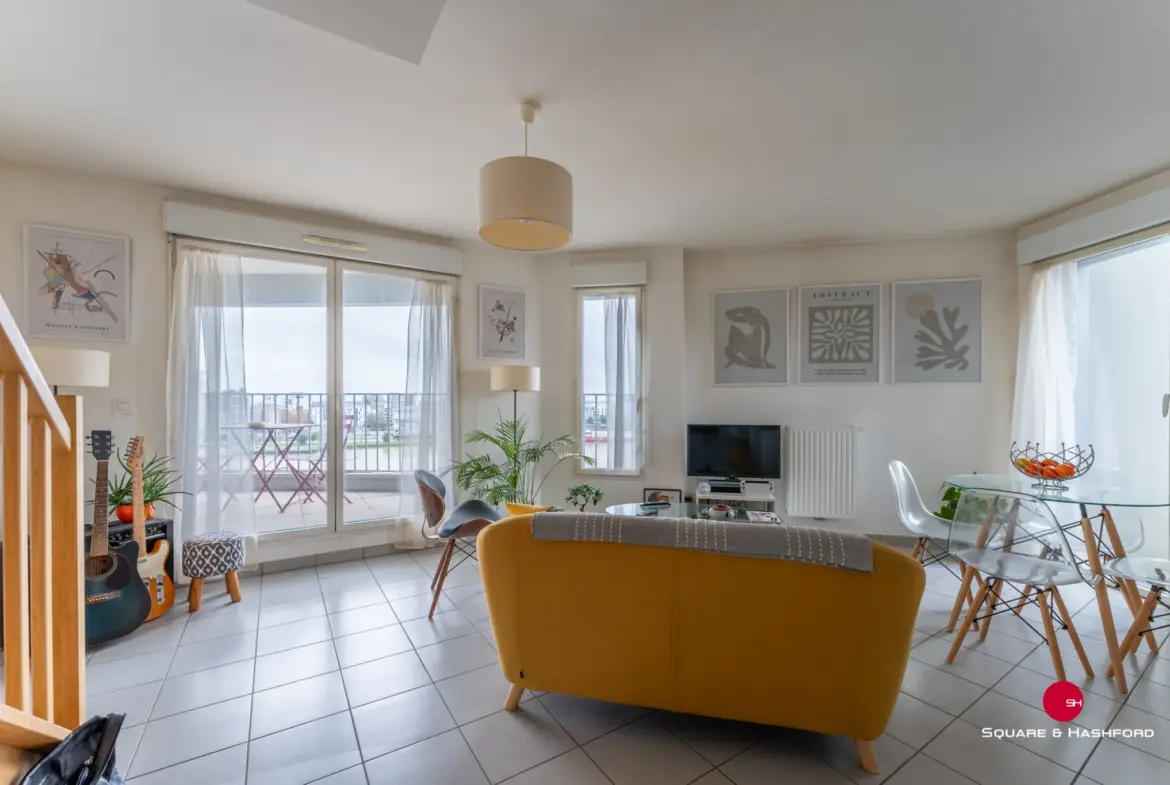 Duplex lumineux avec vue dégagée sur les bassins à flot à Bordeaux 