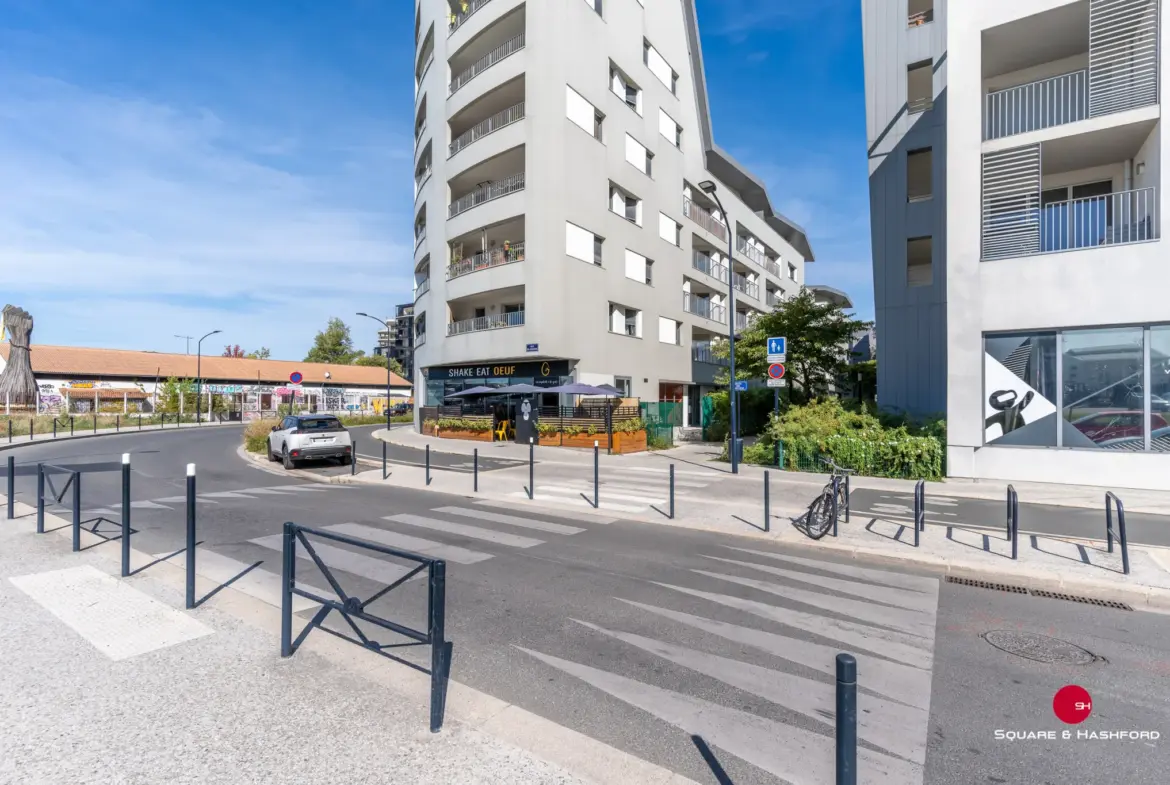 Duplex lumineux avec vue dégagée sur les bassins à flot à Bordeaux 