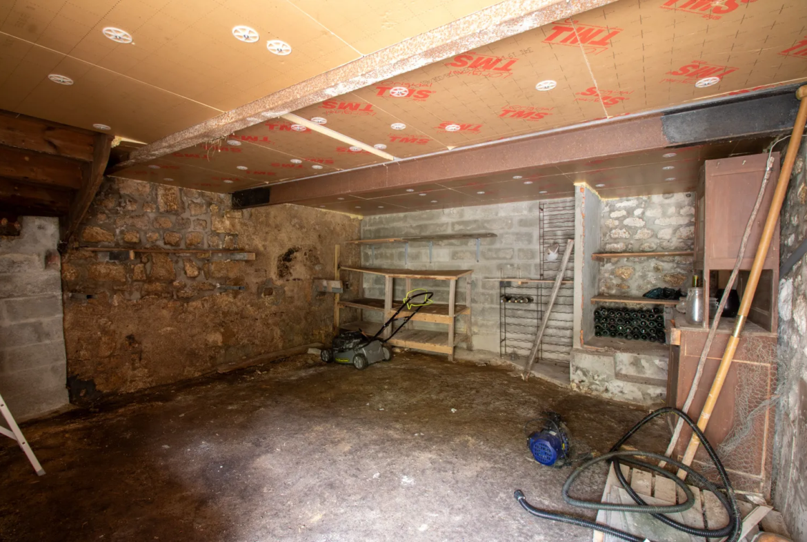 Maison à rénover avec jardin et garage à Saint-Savinien 