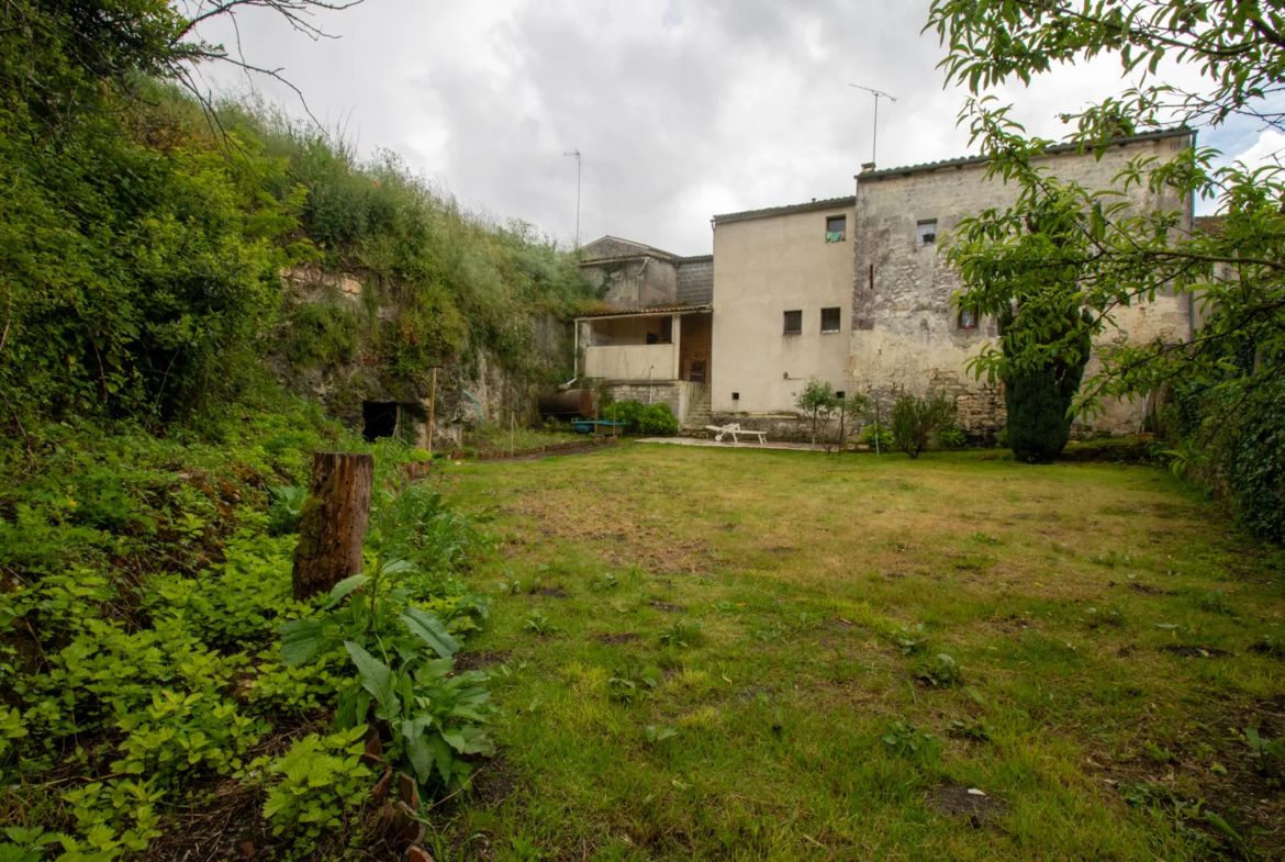 Maison à rénover avec jardin et garage à Saint-Savinien 