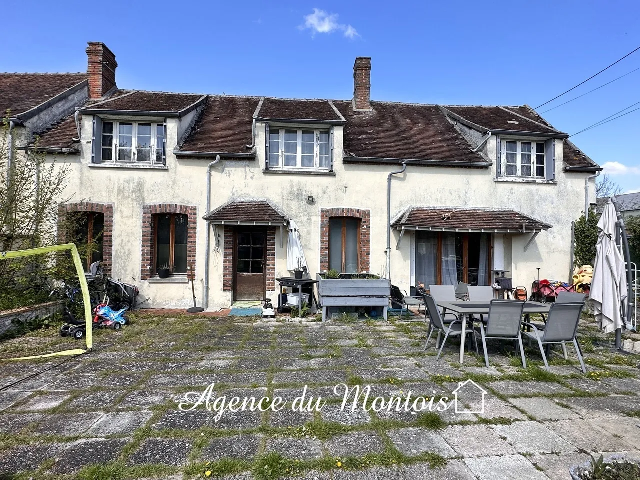 Fermette à vendre à Longueville - Espaces spacieux et à rénover 