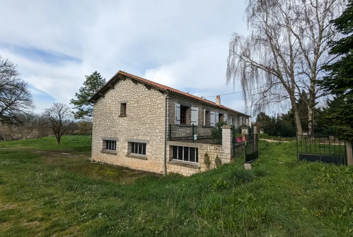 Maison de Plain Pied avec Jardin de 4500 m² à Saint-Savinien 