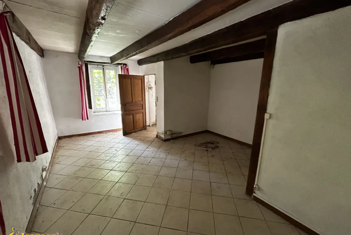 Maison à rénover de 140 m² sur 18 000 m² à Paslières 