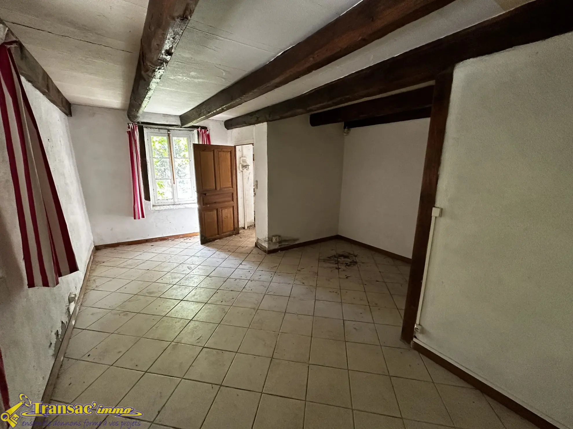 Maison à rénover de 140 m² sur 18 000 m² à Paslières 