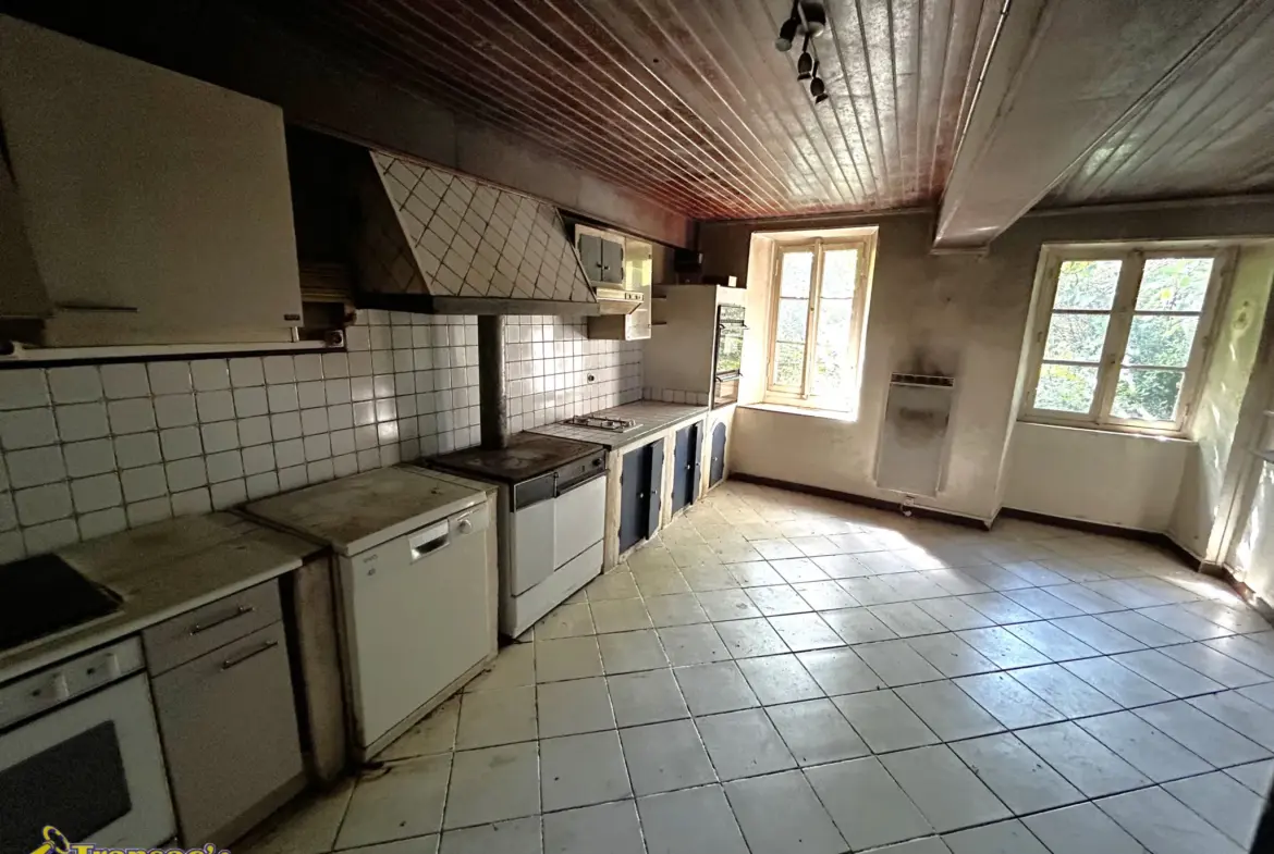 Maison à rénover de 140 m² sur 18 000 m² à Paslières 