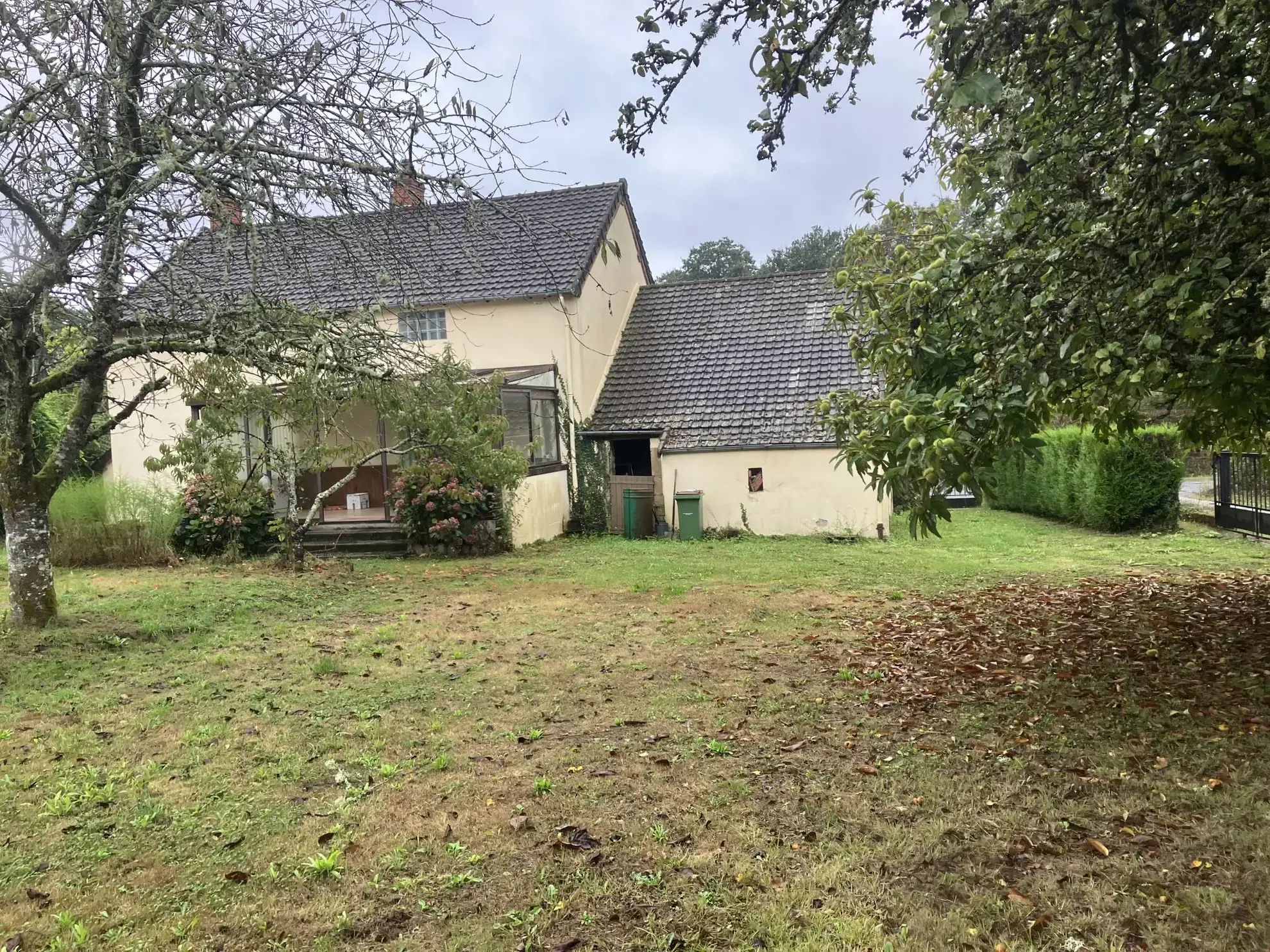 Grande maison à vendre à Trois-Vèvres avec jardin spacieux 