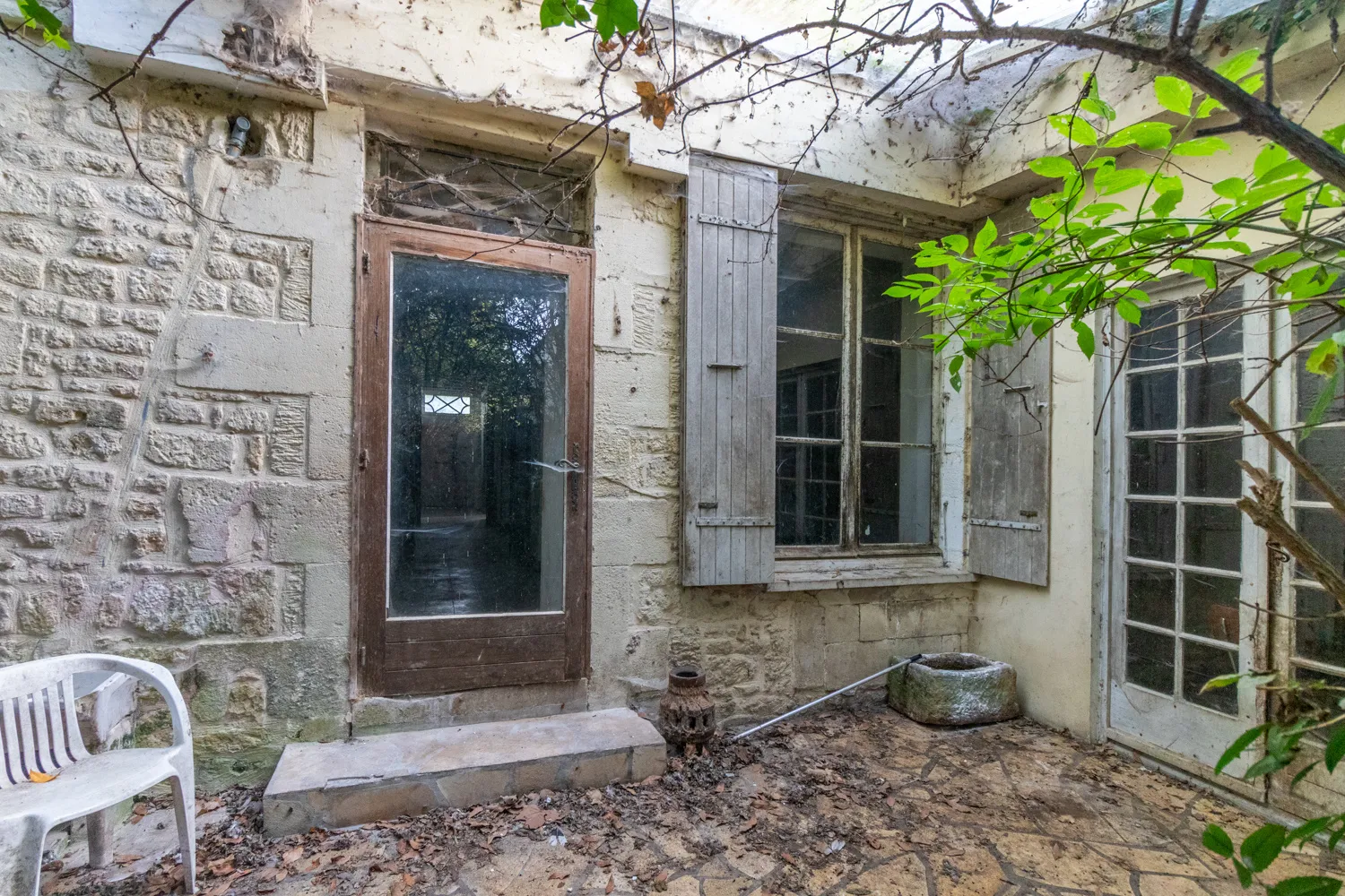 Maison de caractère à Saint-Savinien avec jardin et dépendances 