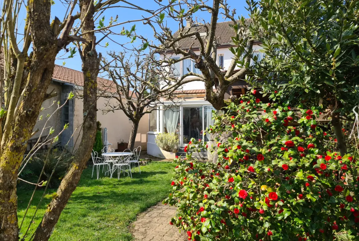 Maison individuelle de 160 m2 à Nevers avec jardin et garage 