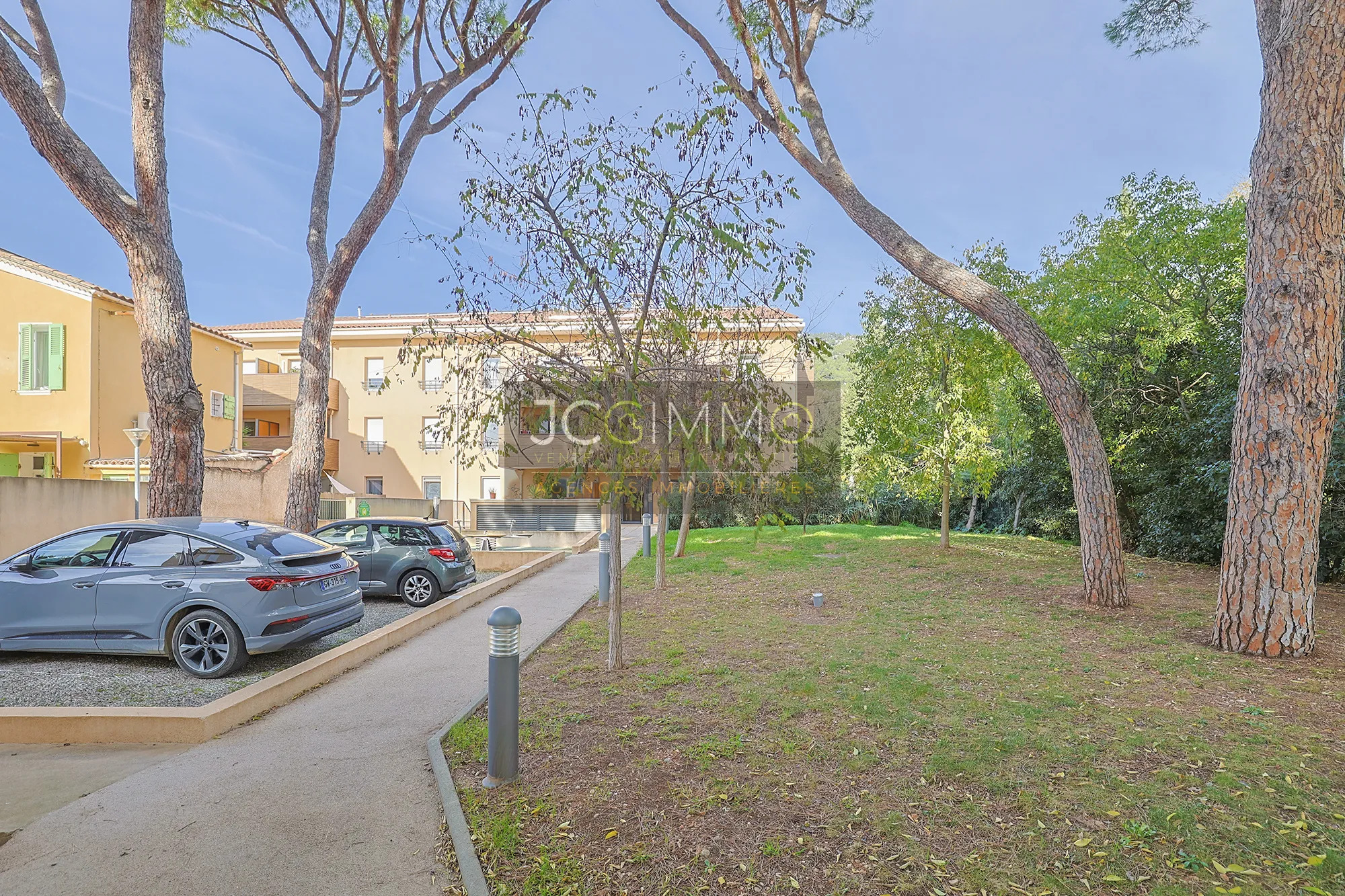 Appartement T2 rez de jardin avec terrasse et jardin à Toulon 