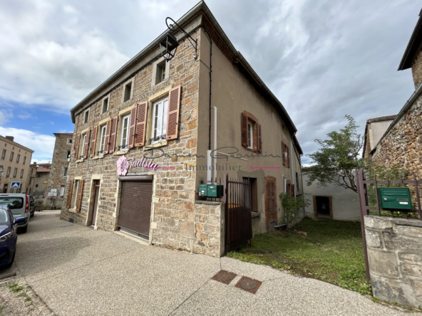 Immeuble à vendre avec terrain attenant à NERONDE 42510