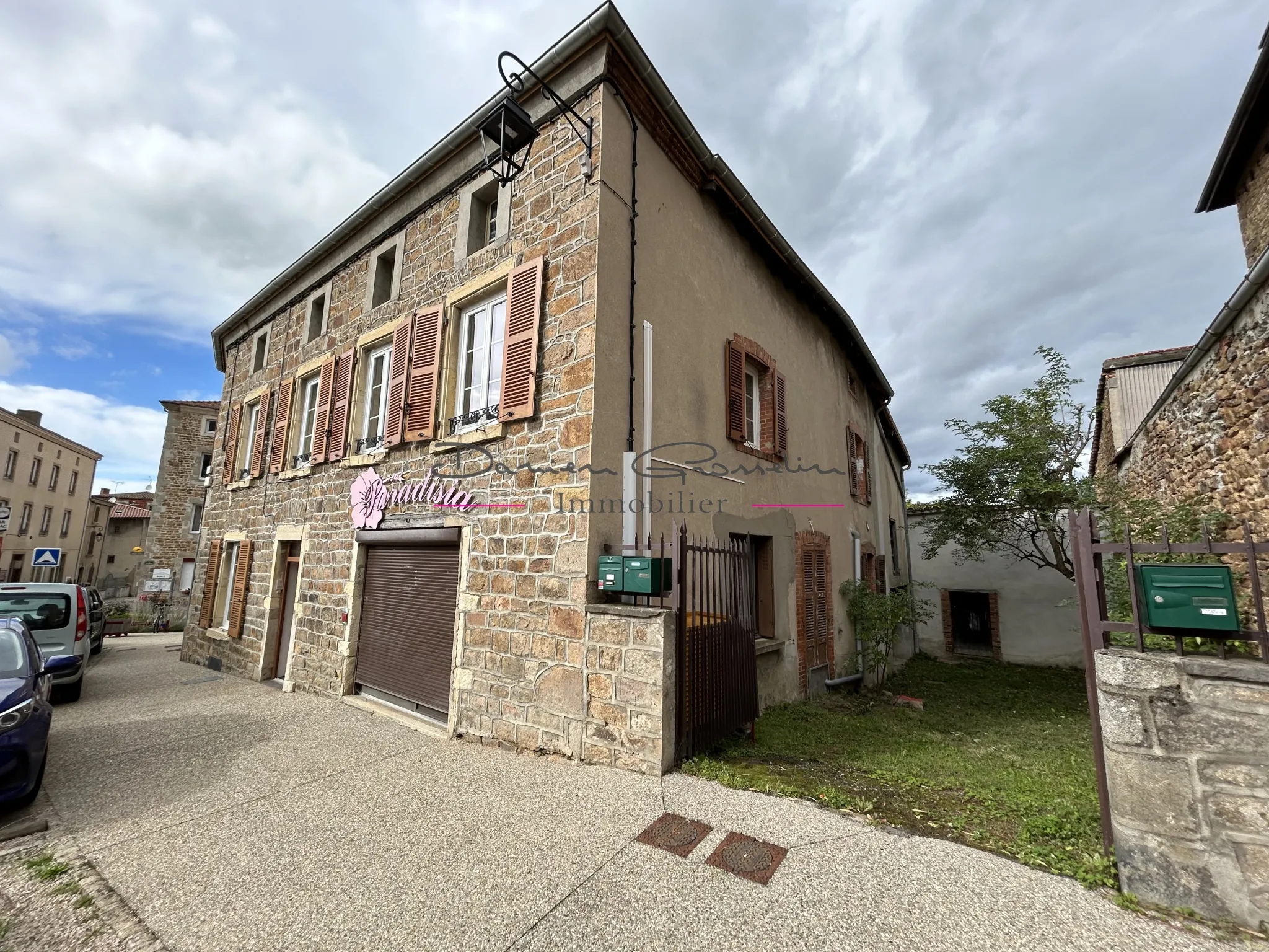 Immeuble à vendre avec terrain attenant à NERONDE 42510 