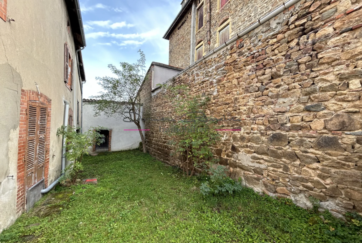 Immeuble à vendre avec terrain attenant à NERONDE 42510 