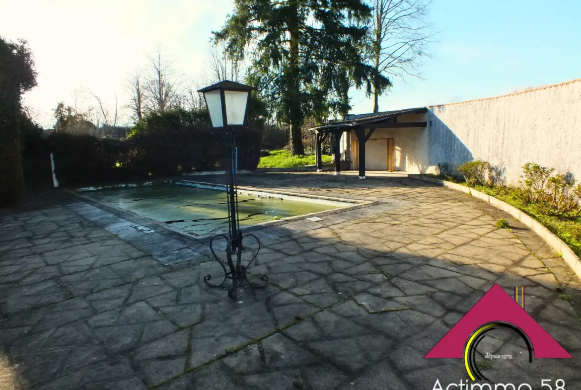 Maison bourgeoise de 174 m2 avec piscine et logement supplémentaire proche de Nevers 