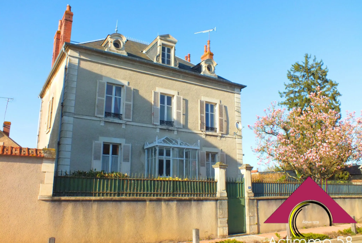 Maison bourgeoise de 174 m2 avec piscine et logement supplémentaire proche de Nevers 