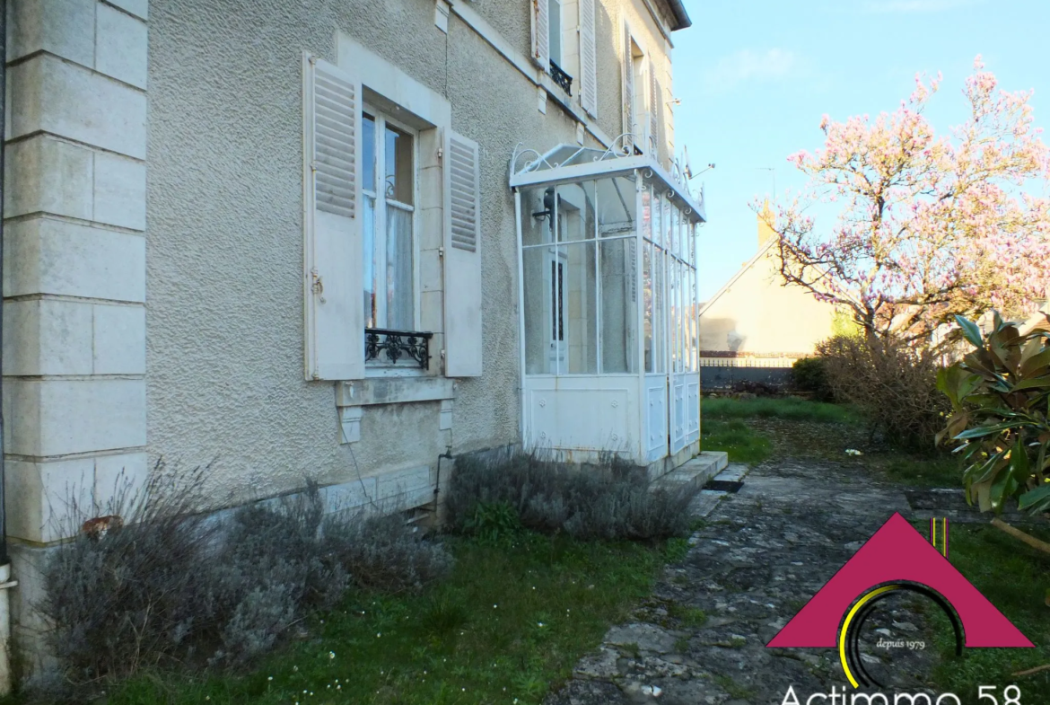 Maison bourgeoise de 174 m2 avec piscine et logement supplémentaire proche de Nevers 