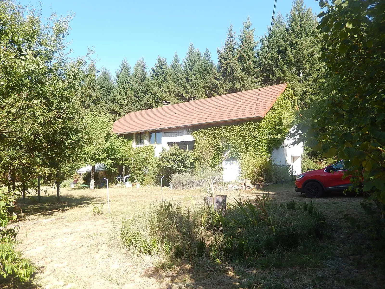 Maison spacieuse à Loddes, isolée avec grange sur 4888m² 