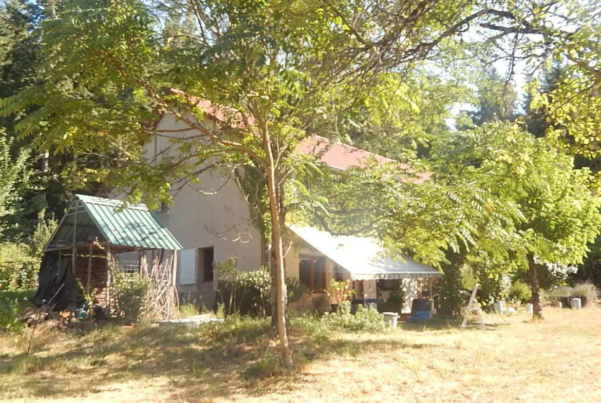 Maison spacieuse à Loddes, isolée avec grange sur 4888m² 