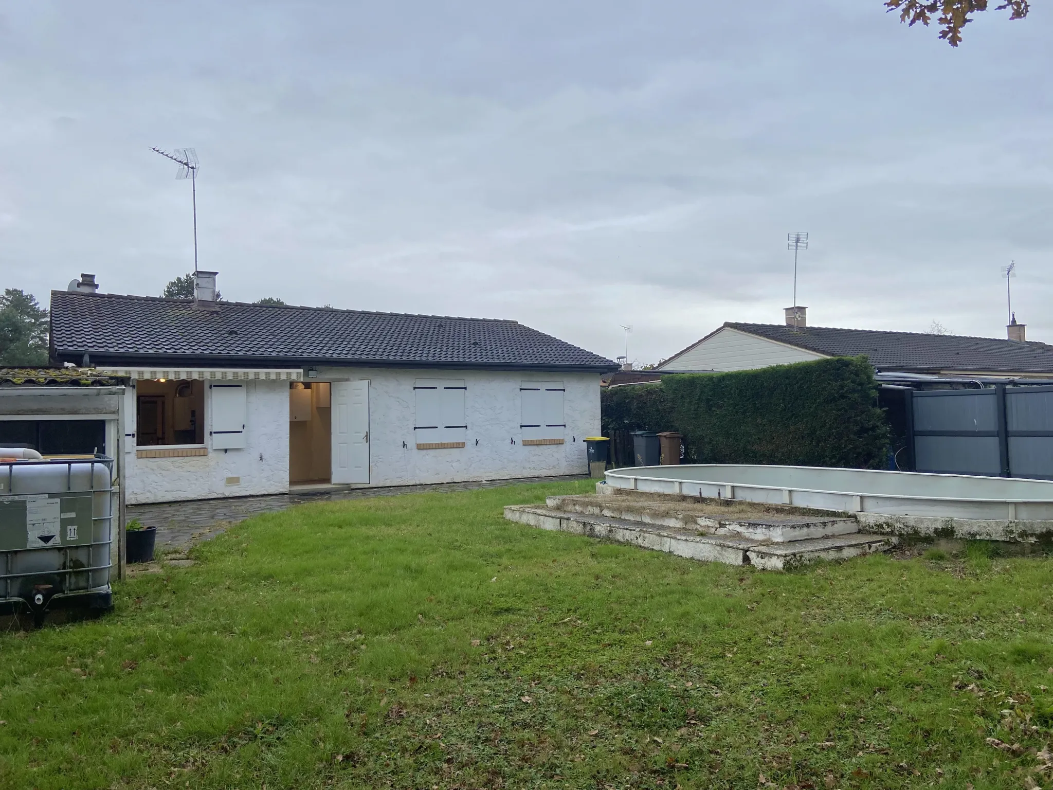 Maison de plain-pied à Chaillot avec piscine et garage 