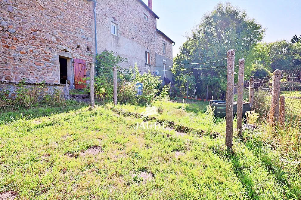 À vendre à Biollet : maison de ville F5 avec jardin 