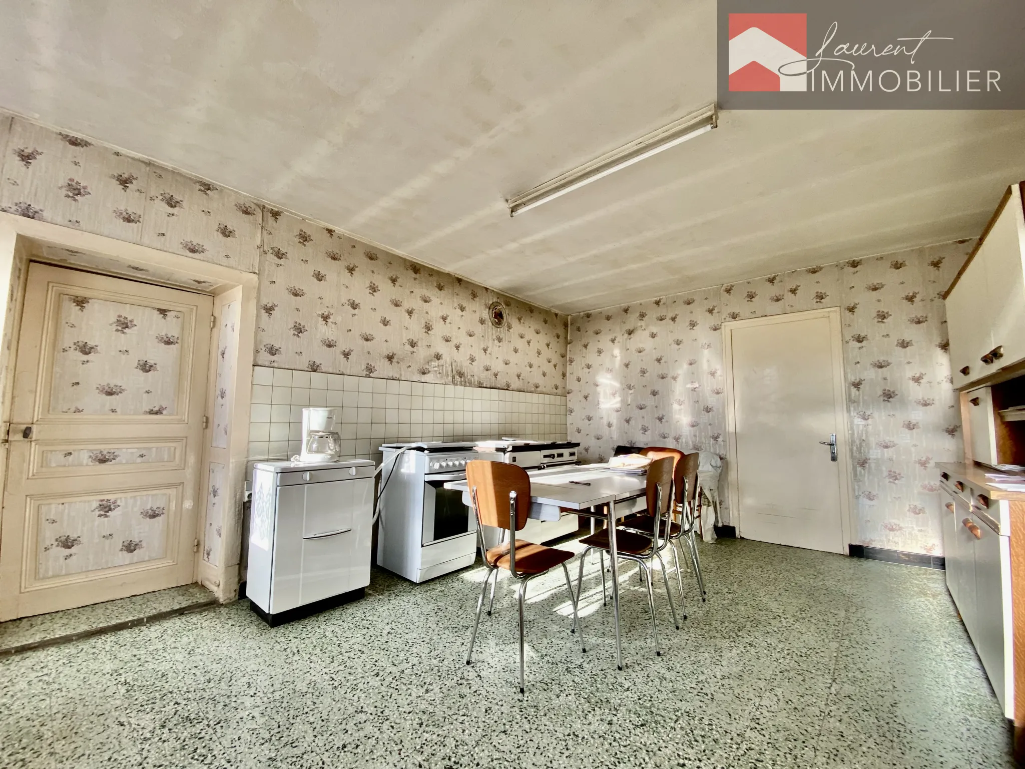 Maison à rénover avec dépendances à BOZ - 200 000 € 