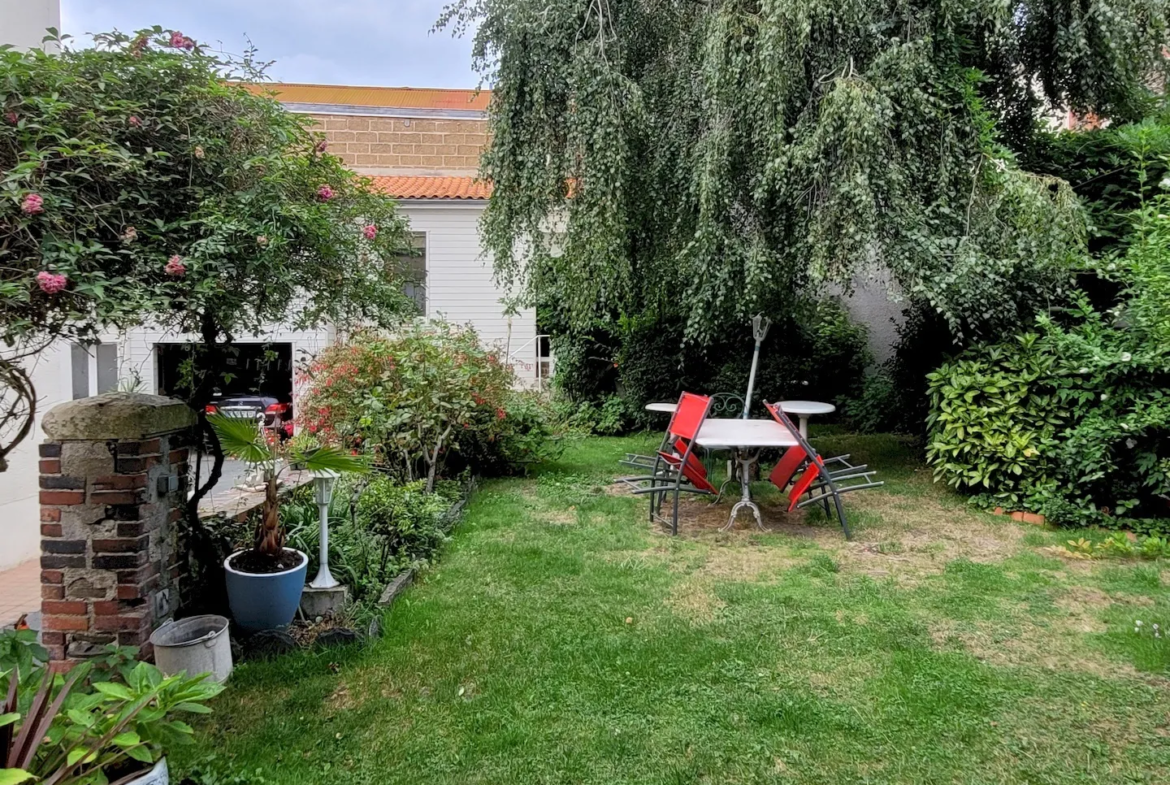 Maison à vendre à Vihiers - 5 chambres, terrain de 361 m², frais d'agence réduits 