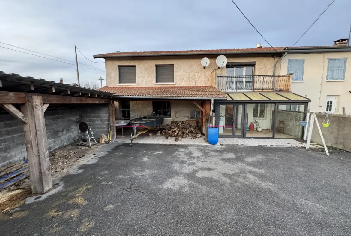 Maison de 95m² habitable à Bourg-de-Thizy, vue dégagée 