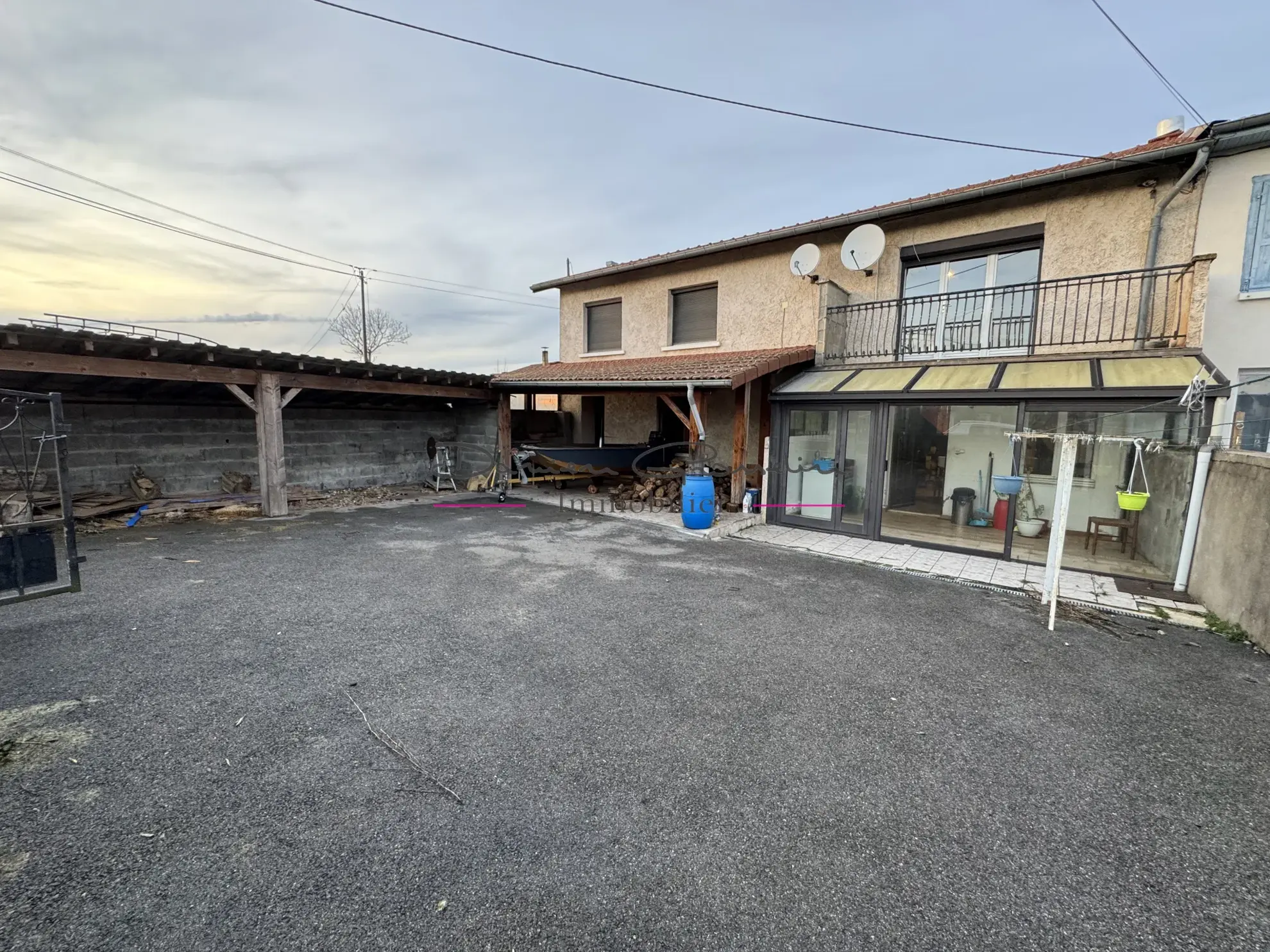 Maison de 95m² habitable à Bourg-de-Thizy, vue dégagée 