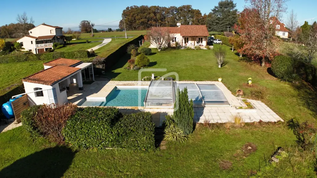 Belle Maison Familiale avec Piscine à Gourdon