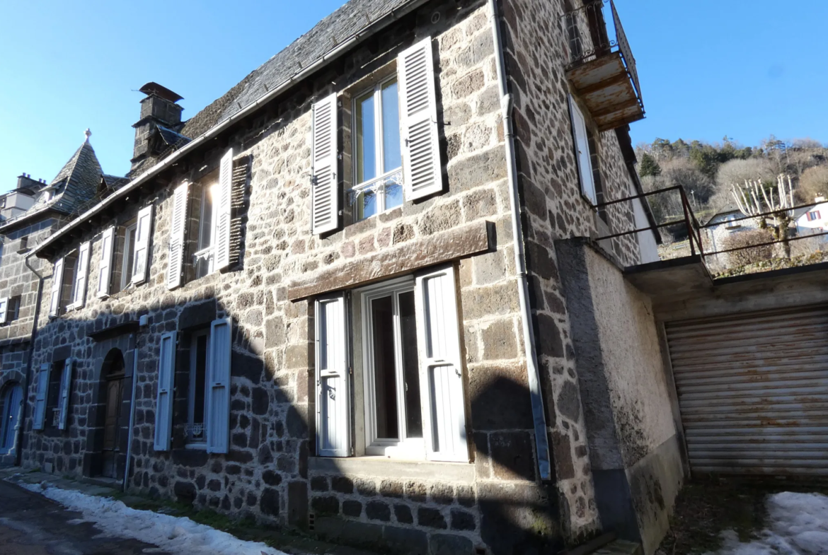 À vendre : Maison de maître en pierre à Vic sur Cère 