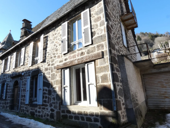 À vendre : Maison de maître en pierre à Vic sur Cère