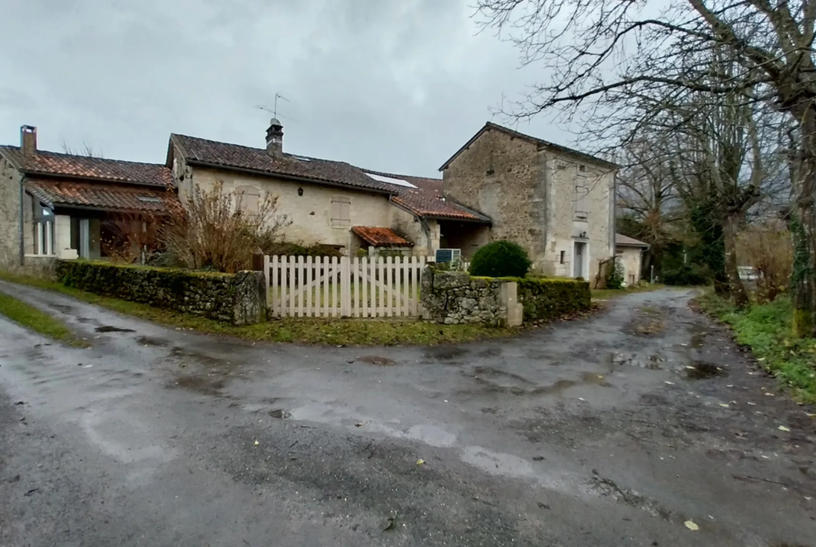 Ensemble de 2 habitations rénovées en pierre à Paussac et St Vivien 