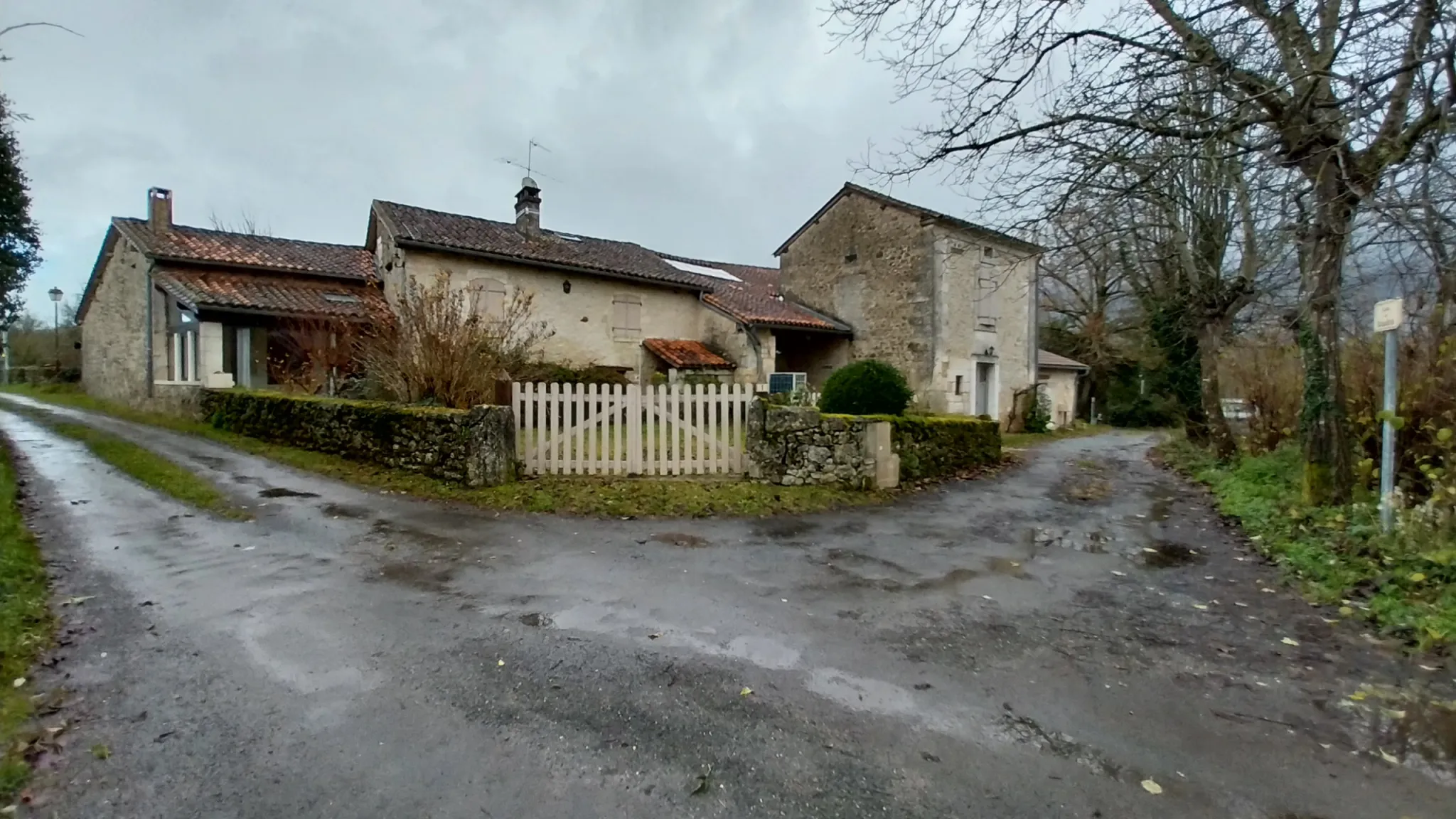 Ensemble de 2 habitations rénovées en pierre à Paussac et St Vivien 