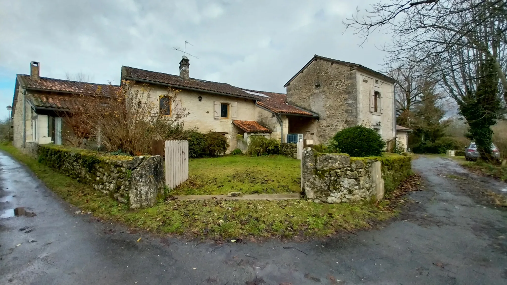 Ensemble de 2 habitations rénovées en pierre à Paussac et St Vivien 