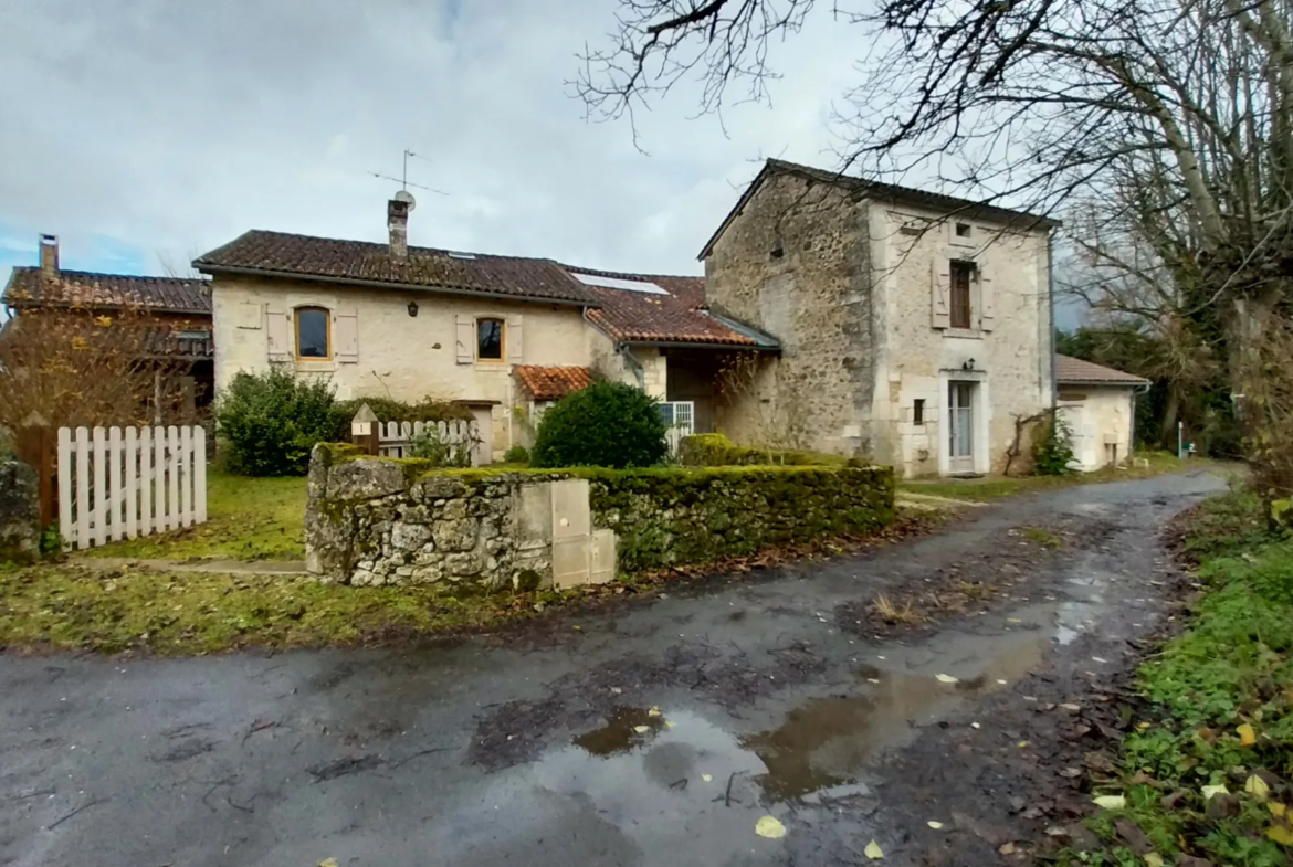 Ensemble de 2 habitations rénovées en pierre à Paussac et St Vivien 