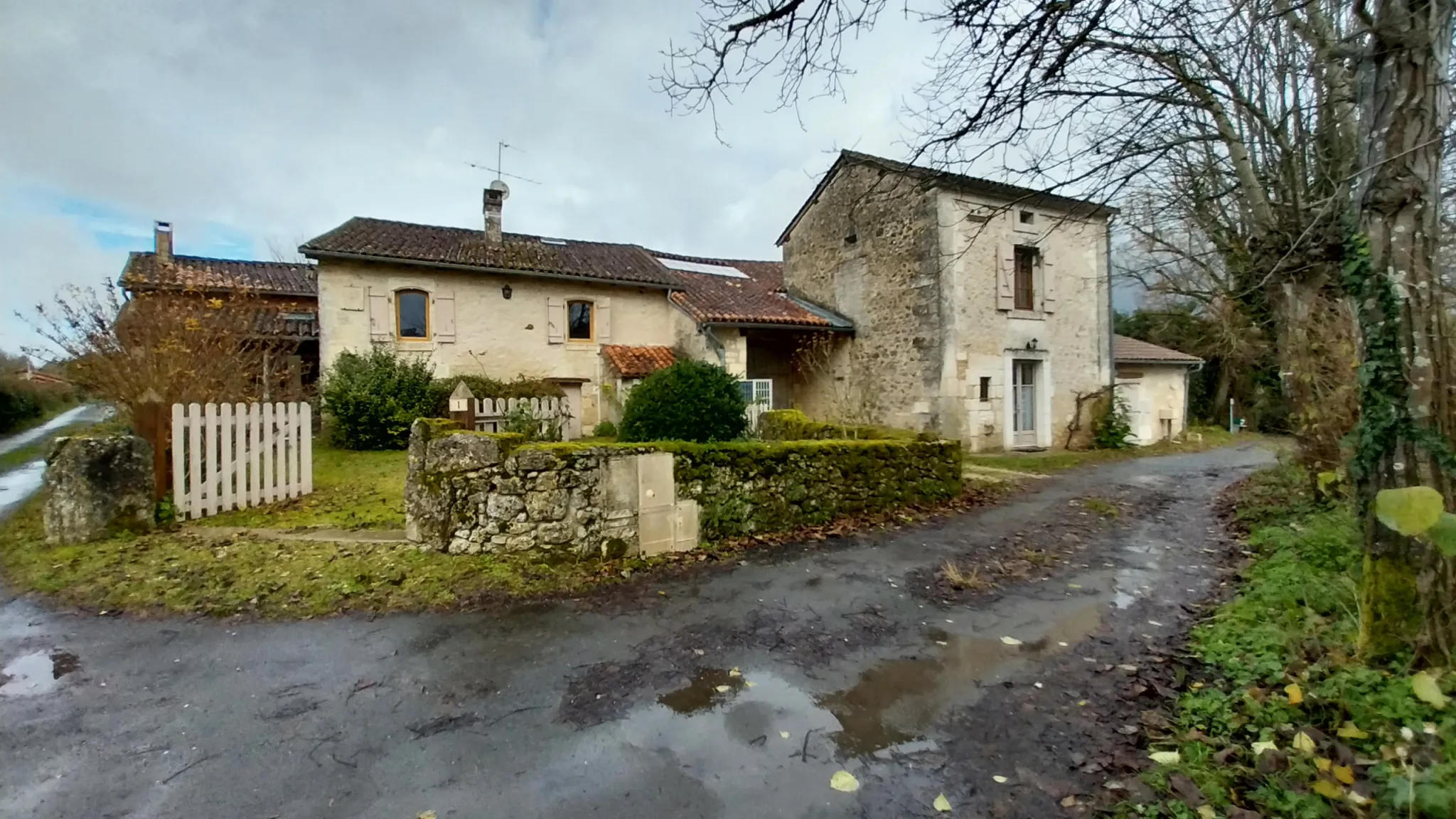 Ensemble de 2 habitations rénovées en pierre à Paussac et St Vivien 