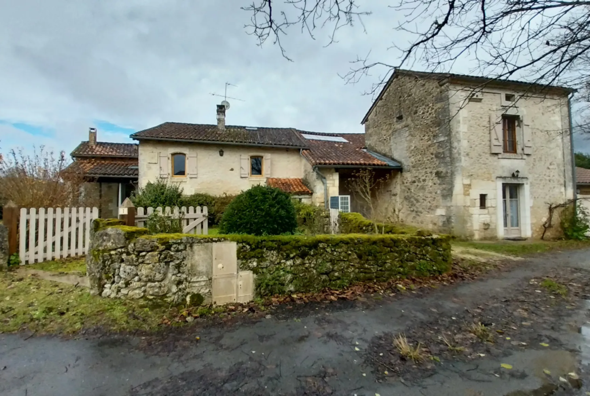 Ensemble de 2 habitations rénovées en pierre à Paussac et St Vivien 