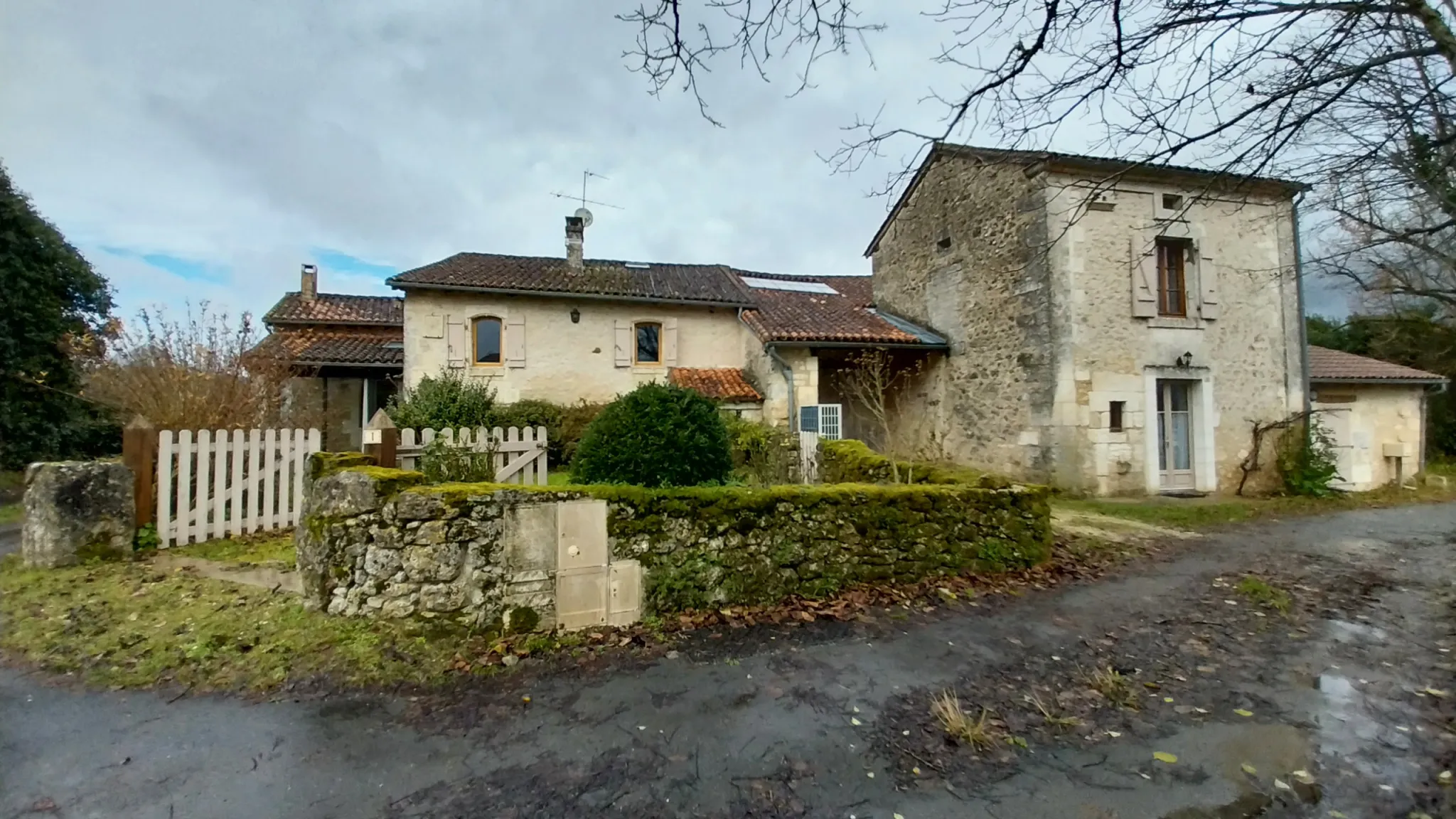 Ensemble de 2 habitations rénovées en pierre à Paussac et St Vivien 