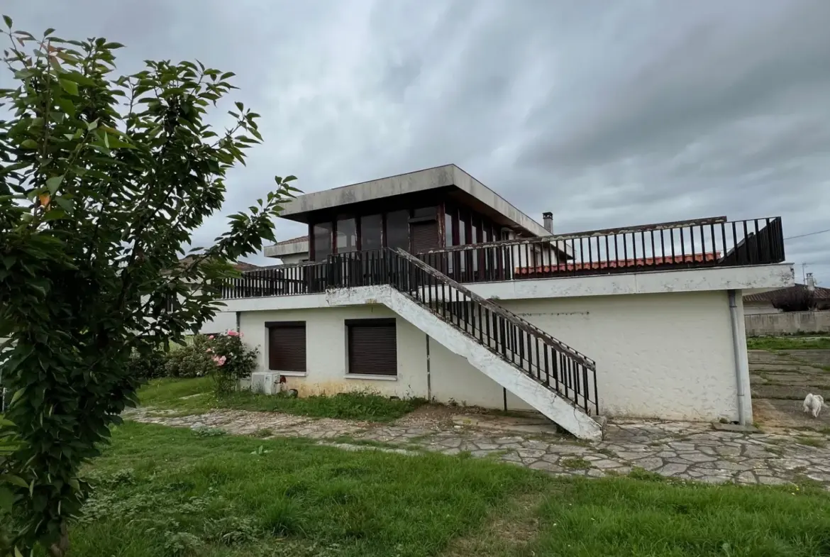 Grande maison 5 chambres avec piscine à Montayral 