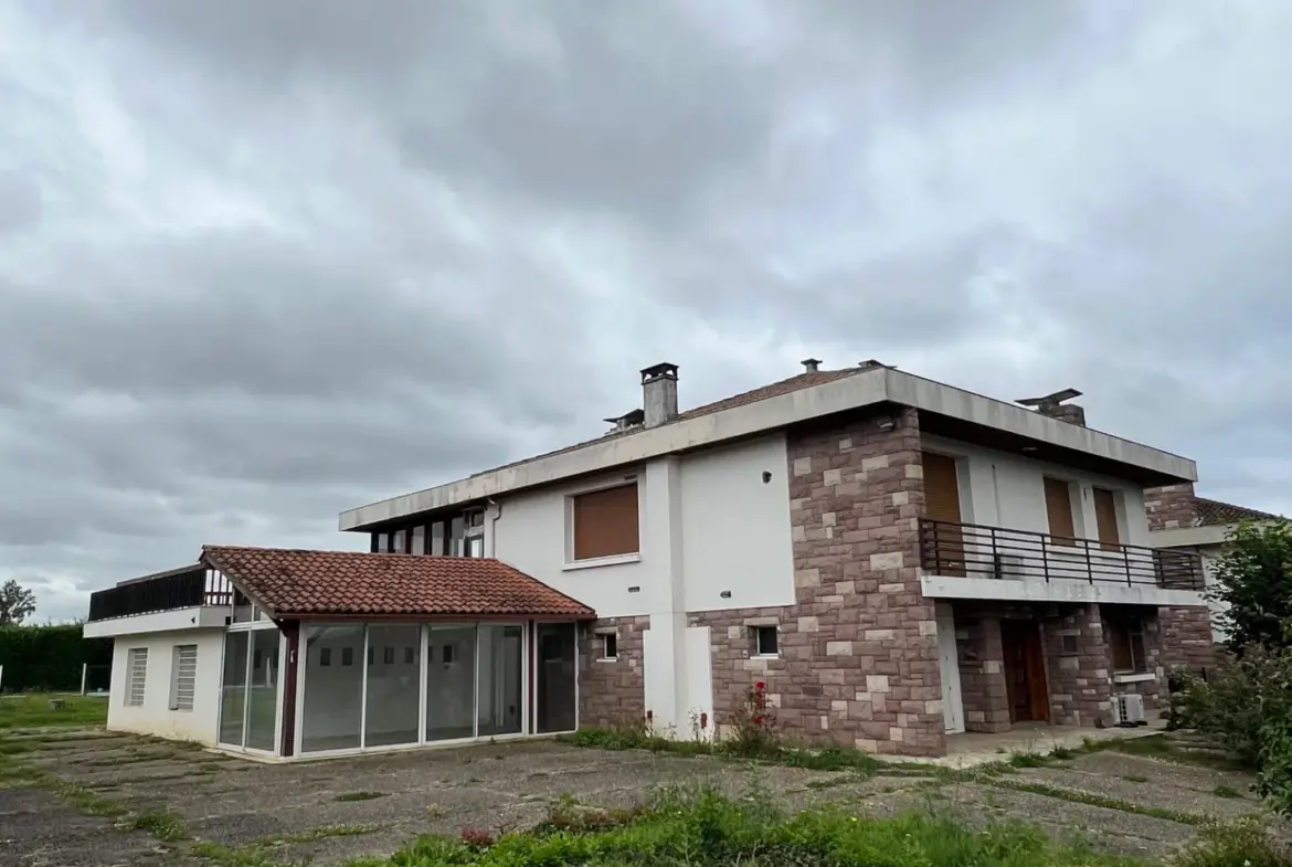 Grande maison 5 chambres avec piscine à Montayral 