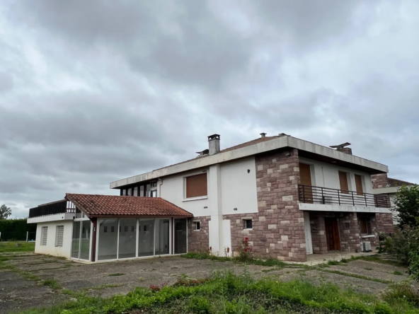 Grande maison 5 chambres avec piscine à Montayral