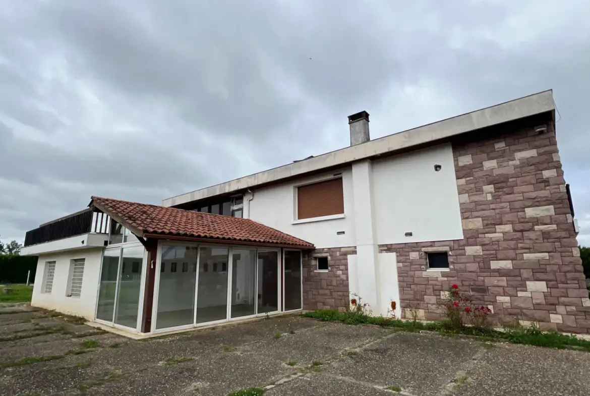 Grande maison 5 chambres avec piscine à Montayral 