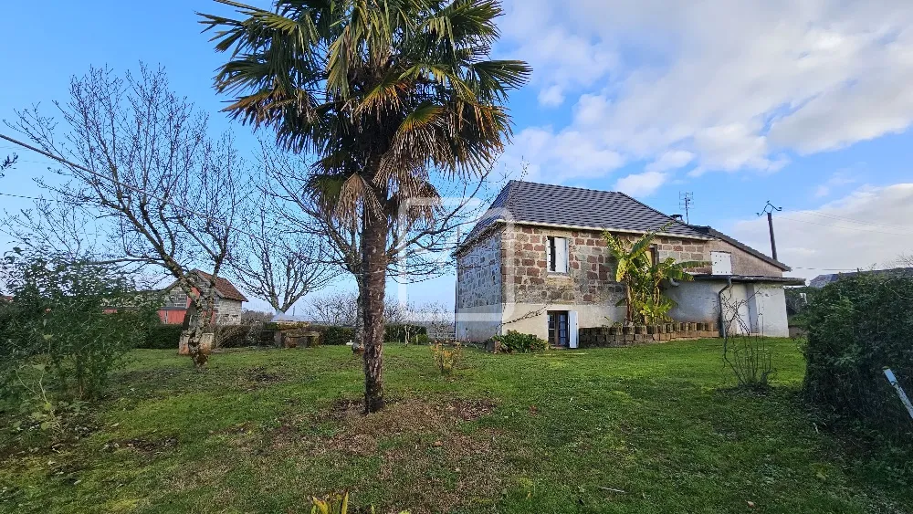 Maison en pierre à rénover de 104 m² à Yssandon 