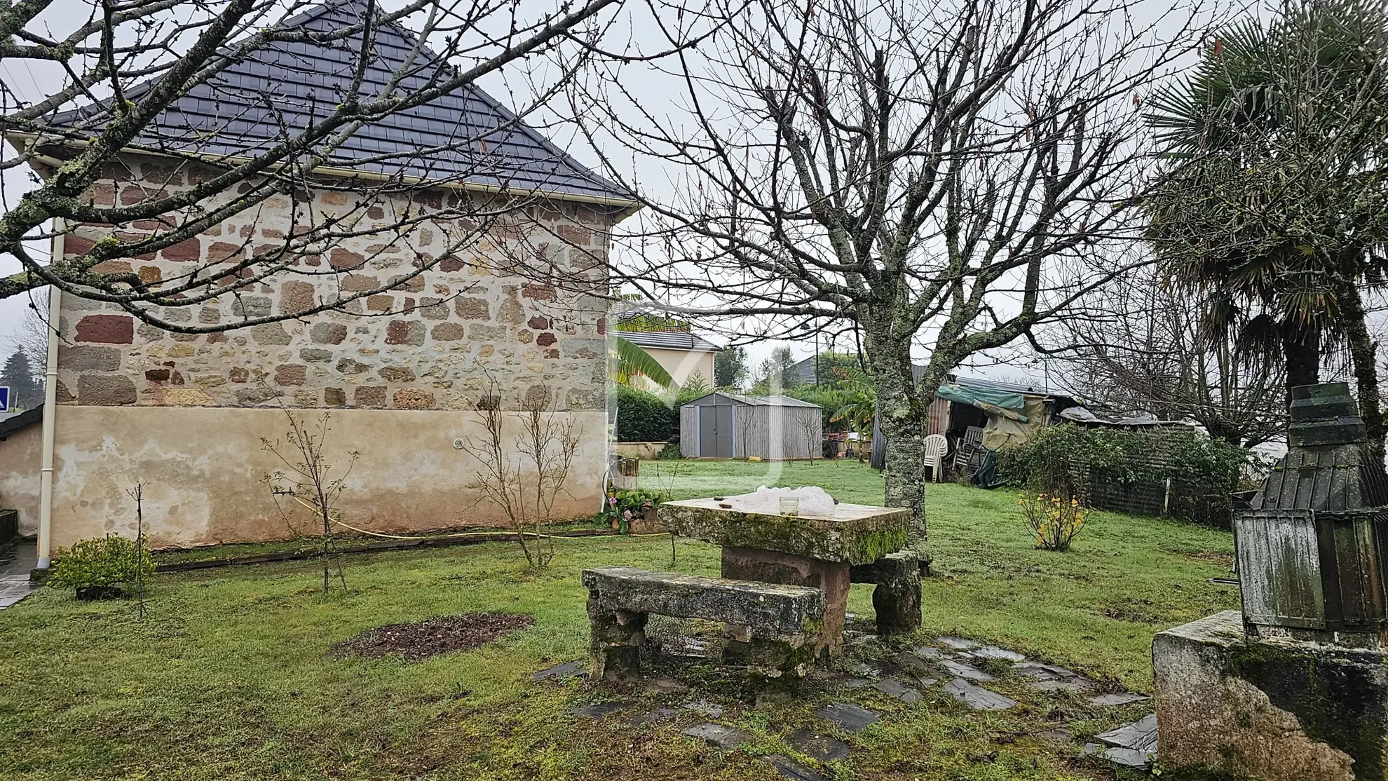 Maison en pierre à rénover de 104 m² à Yssandon 