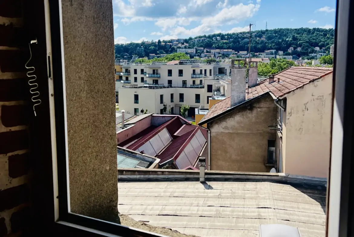 Appartement 38.80 m² loué et meublé à Saint-Étienne, Crêt de Roc 